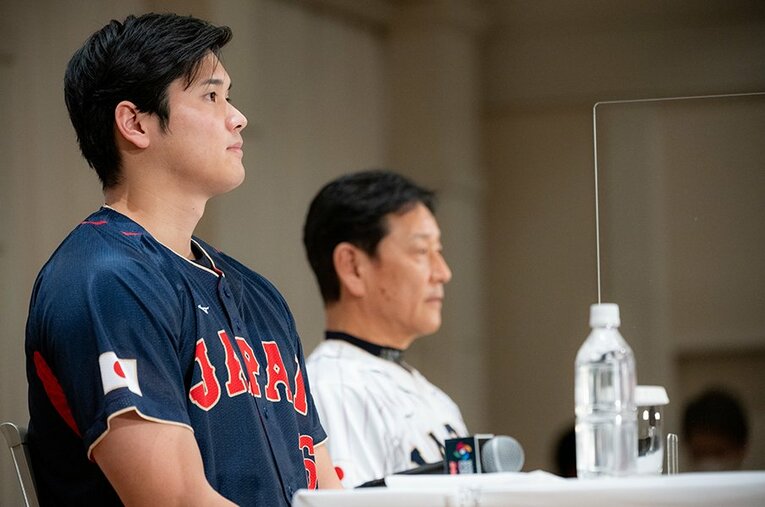 栗山監督とともに会見に臨んだ大谷翔平 ／ photograph by Nanae Suzuki