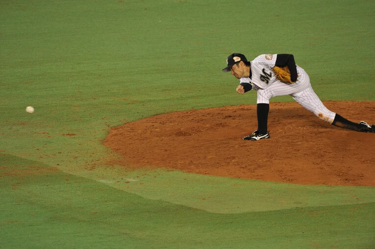 ロッテで球界屈指のサブマリンとして活躍した父・俊介さん　©︎BUNGEISHUNJU