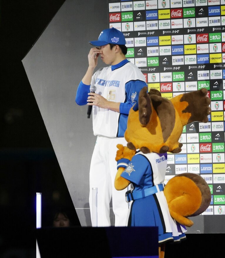 プロ初セーブをあげ、試合後のインタビューで感極まる田中正義　©︎JIJI PRESS