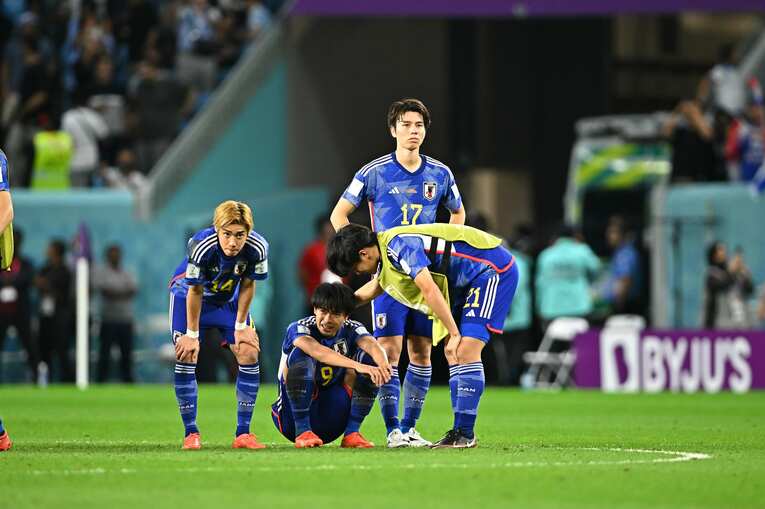 三笘薫を慰める上田綺世　©Takuya Kaneko/JMPA