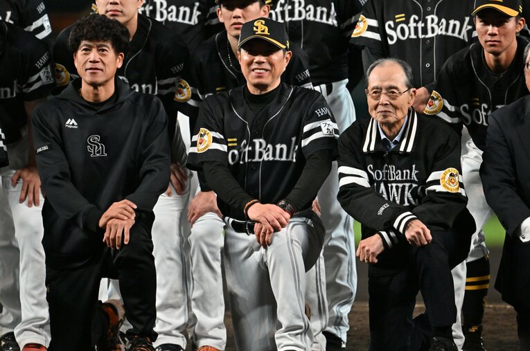 現在はCBOを務める城島（左）は、小学生時代から王（右）に憧れ続けてきた ／ photograph by Hideki Sugiyama