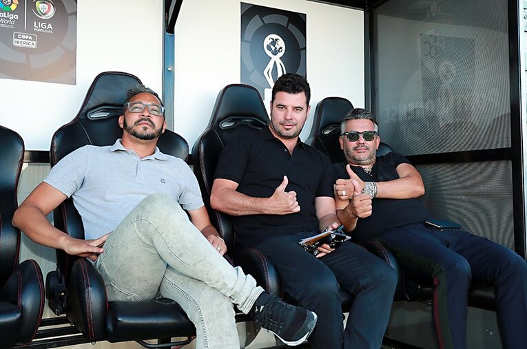 現在はポルティモネンセの経営に携わるポンテ（中央）。まごうことなき浦和のレジェンドだ。 ／ photograph by Robson Ponte