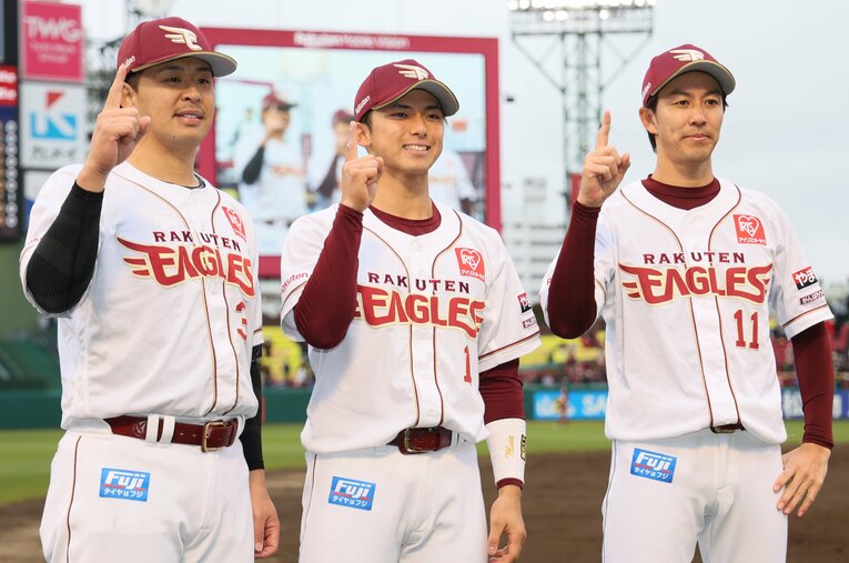 楽天ドラフト1位ルーキーの宗山塁。早速遊撃レギュラーの座をつかんでいるが、パ・リーグは新人王有資格者の活躍が目覚ましい ／ photograph by JIJI PRESS