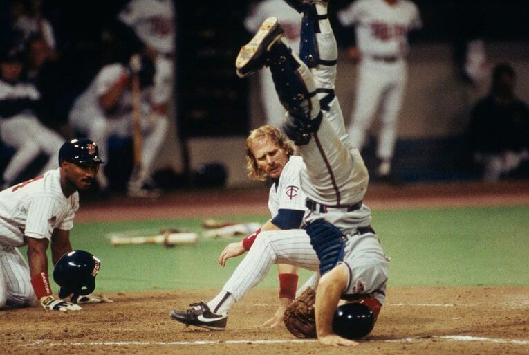 91年のワールドシリーズ。強烈スライディングで相手捕手を1回転させたダン・グラッデン（当時ツインズ）　©Getty Images