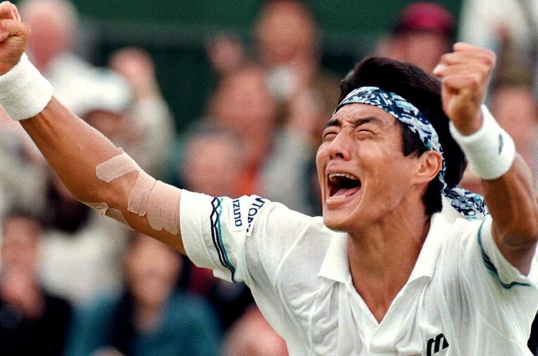 1995年のウィンブルドンで、日本人の男子選手62年ぶりとなるベスト8進出を決めた松岡修造 ／ photograph by AFLO
