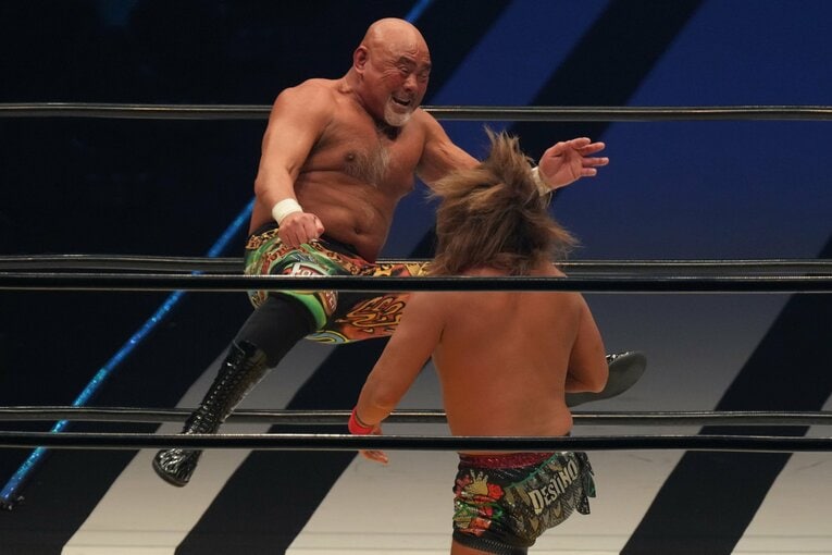 2月21日の引退試合。武藤敬司のシャイニングウィザードが内藤哲也に炸裂