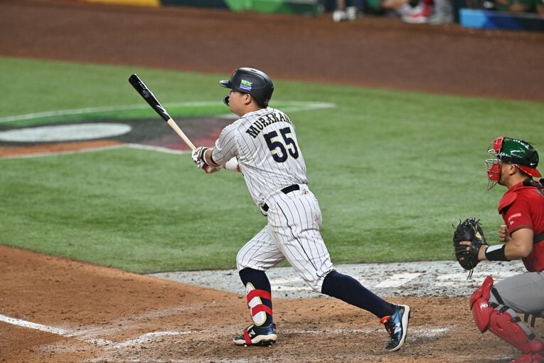 栗山が選択したのはこの日3三振の村上に託す一手だった　©Naoya Sanuki