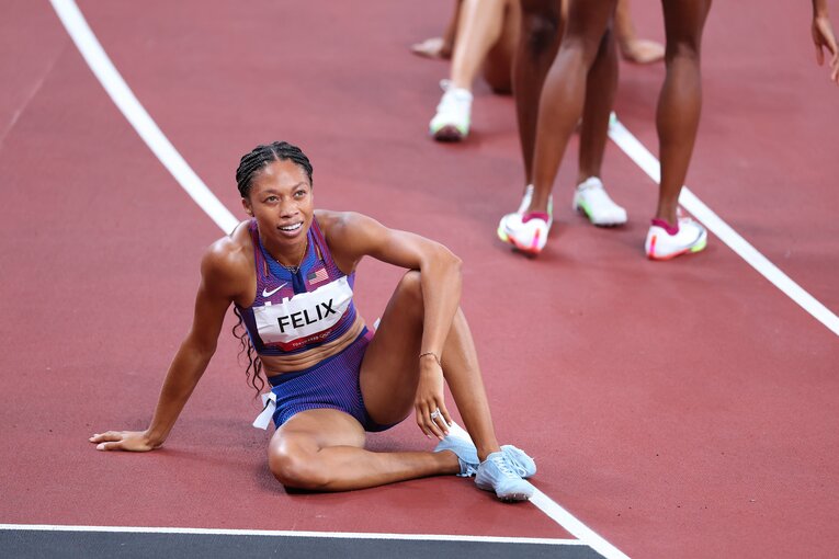 東京五輪400mのレースではすべてを出し切り、ゴール後しゃがみこむ ©︎JMPA