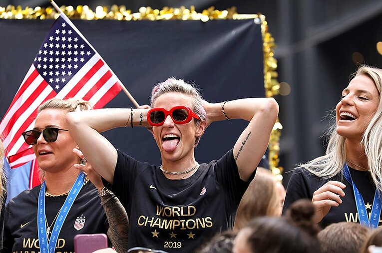 ミーガン・ラピーノーのファッションも言動も、スポーツが持つ「垣根を超える力」を見事に体現している。 ／ photograph by Getty Images