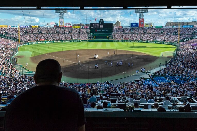 甲子園100回大会決勝を記者席上のボック席から眺める清原和博　©︎Takuya Sugiyama