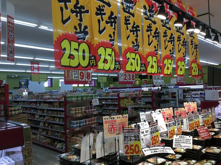 【プロ野球キャンプ】宮崎が誇る面白混沌スーパーの “逆転満塁ホームラン餃子”  ホークスの餃子王子もびっくり？(17)