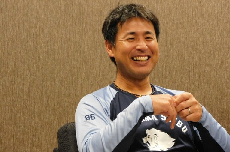 盟友でもある栗山について語る赤田コーチ ／ photograph by NumberWeb
