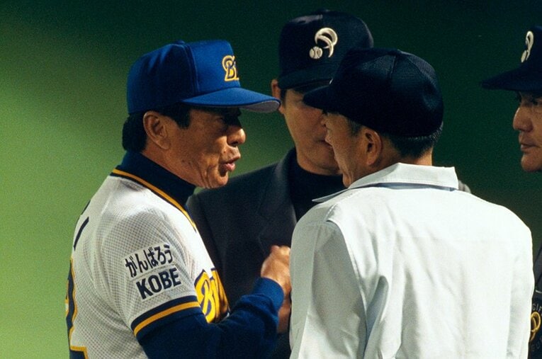 1996年、巨人との日本シリーズで審判団に猛抗議するオリックスの仰木彬監督 ／ photograph by Koji Asakura