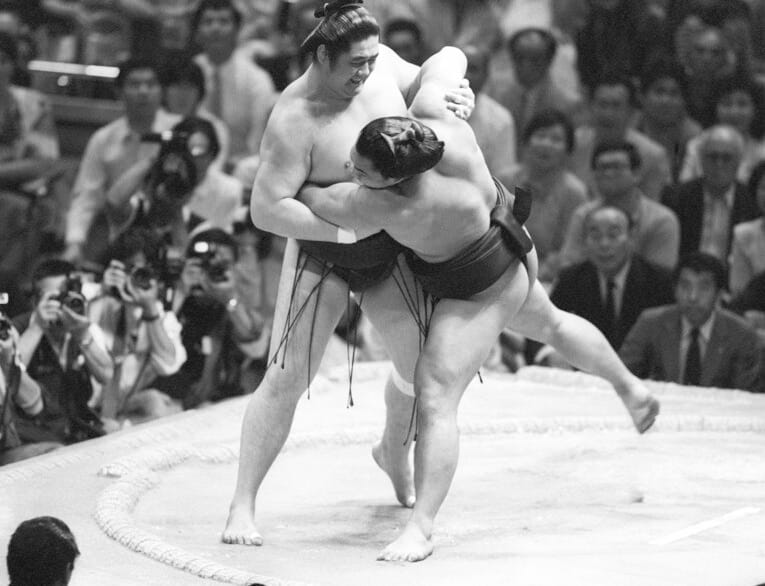 1987年の夏場所、横綱対決で千代の富士を破った双羽黒　©JIJI PRESS