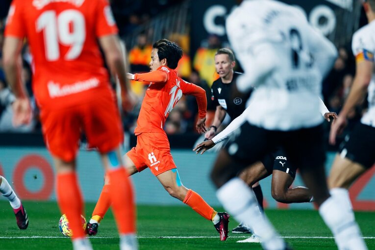 〈久保建英ソシエダ月間MVP〉敵地で憎まれるのは名が知れた証拠だが…「クボへの徹底マーク」と“1枚も撮れなかったシーン”とは(50)