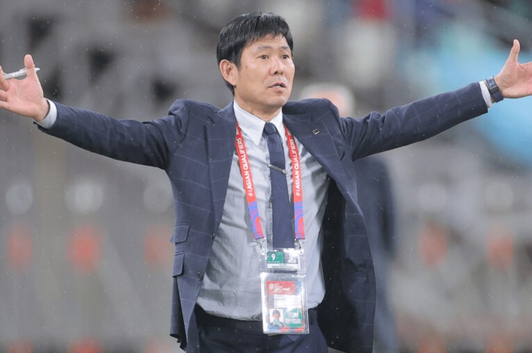 11月19日、W杯最終予選中国戦（厦門）。中国の危険なラフプレーが続き、判定に抗議する森保一監督（56歳） ／ photograph by AFLO