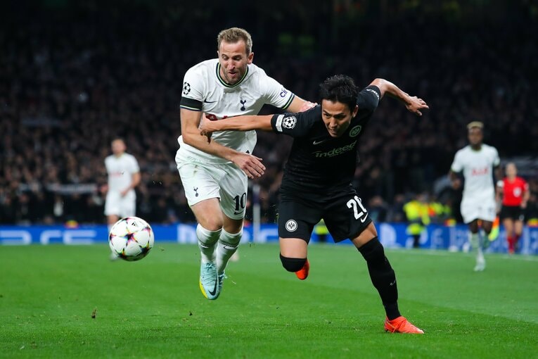 ケインとデュエルする長谷部　©Getty Images