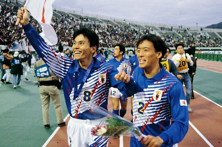 1992年アジア杯で福田正博と喜ぶ大嶽直人。代表キャップ1の男として、自身のキャリアと日本代表に対する思いを語ってくれた ／ photograph by Katsuro Okazawa/AFLO