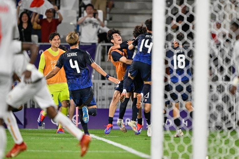 細谷真大のドリブル突破から生まれた山本理仁の決勝ゴール（7枚目／全8枚）©Takuya Nakachi/JMPA