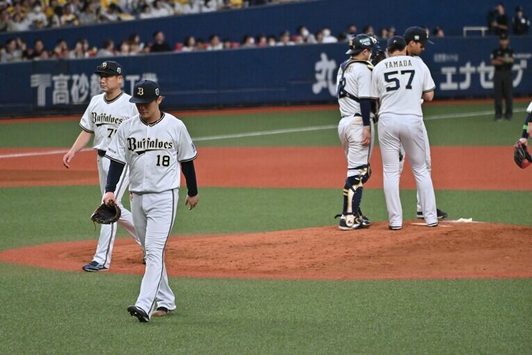 ベンチへ引き上げる　©Hideki Sugiyama