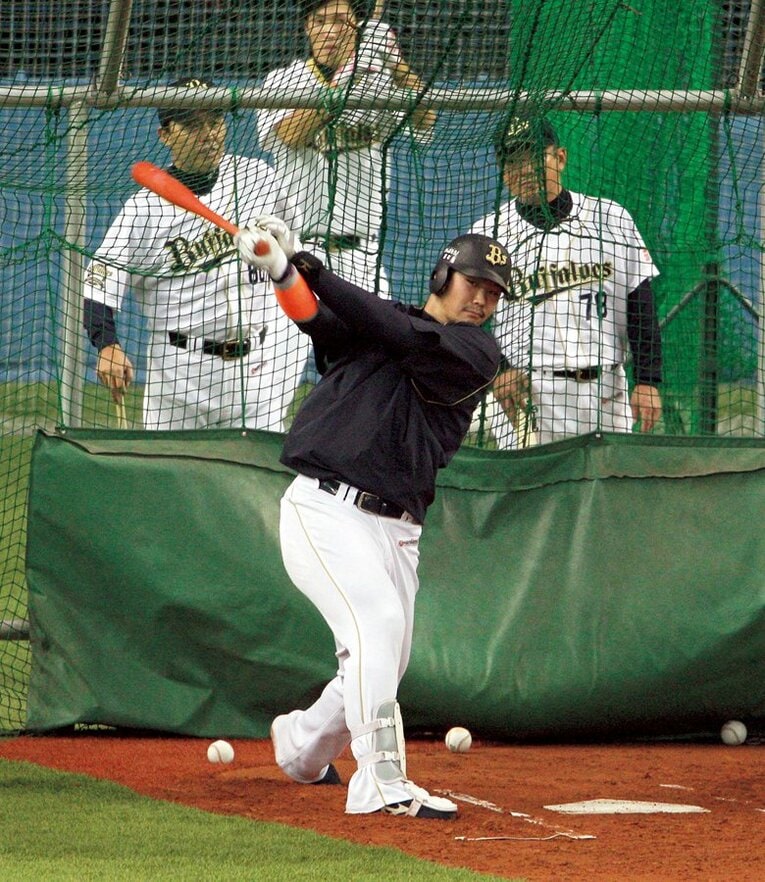 試合前にT-岡田のフリー打撃を見守る岡田監督（左）と高代延博ヘッドコーチ（当時）　©SANKEI SHIMBUN