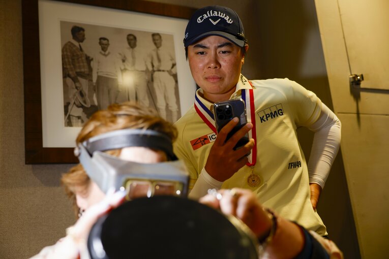 全米女子オープンのトロフィーに名前が刻まれるのを見守る笹生優花　©︎USGA