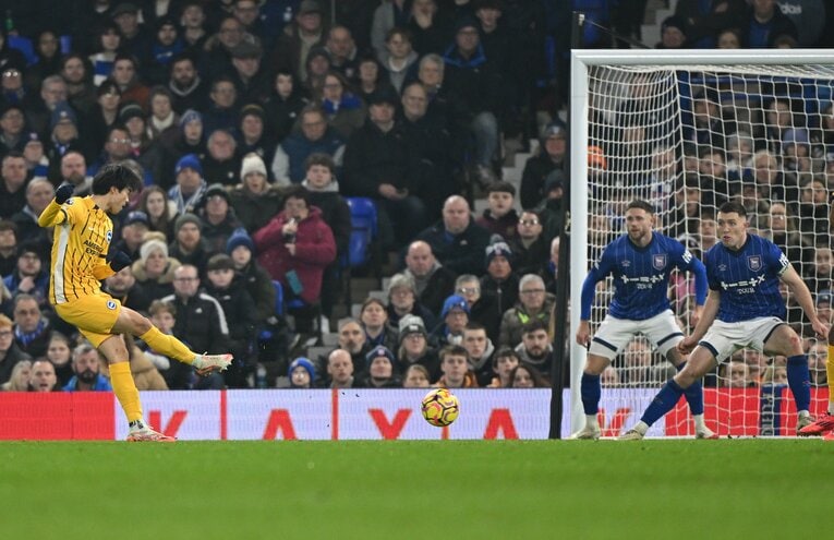 1月16日、イプスウィッチ戦。後半14分に先制点を決めた三笘薫。MFオライリーの横パスを右足で冷静に流し込んだ【1枚目／全4枚】　©Getty Images