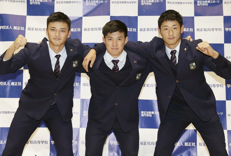 笑顔でガッツポーズをする履正社高の（左から）ソフトバンク5位指名の田上奏大外野手、DeNA4位指名の小深田大地内野手、楽天6位指名の内星龍投手　©KYODO