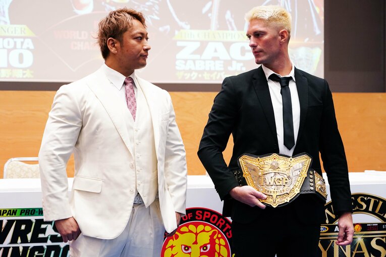 視線をかわす挑戦者の海野翔太と王者のザック・セイバーJr.　©Essei Hara