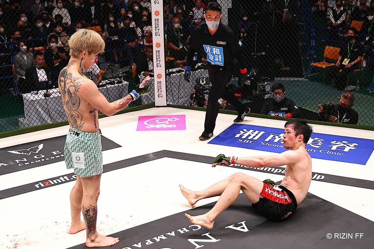 グラウンドでは深追いせず、すぐに立ち上がりスタンドに戻す　©RIZIN FF