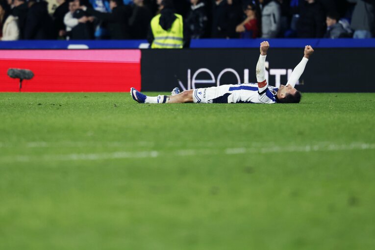 勝利直後、ピッチに寝転ぶオヤルサバル（写真は続きます）　©Daisuke Nakashima