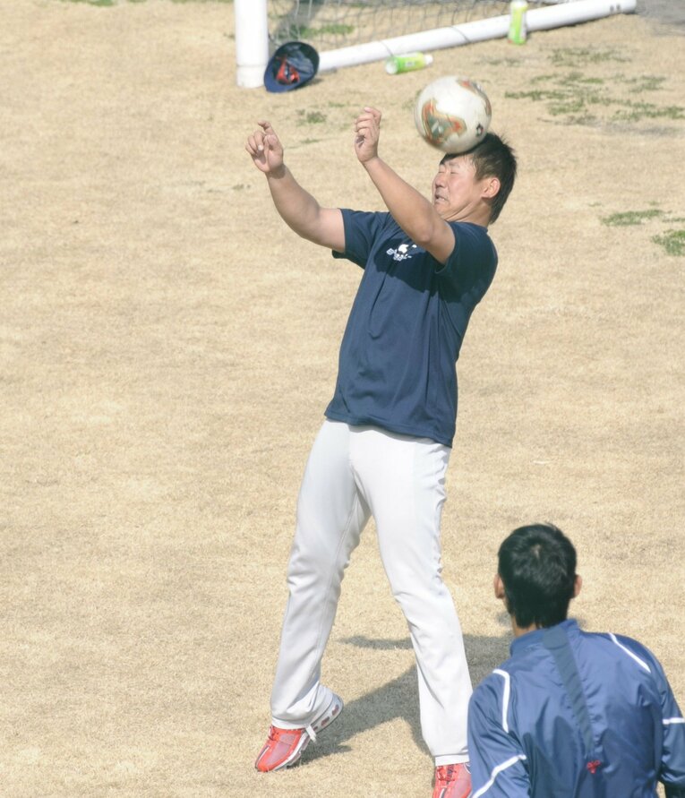 頭でなぜかリフティング　©Sports Graphic Number