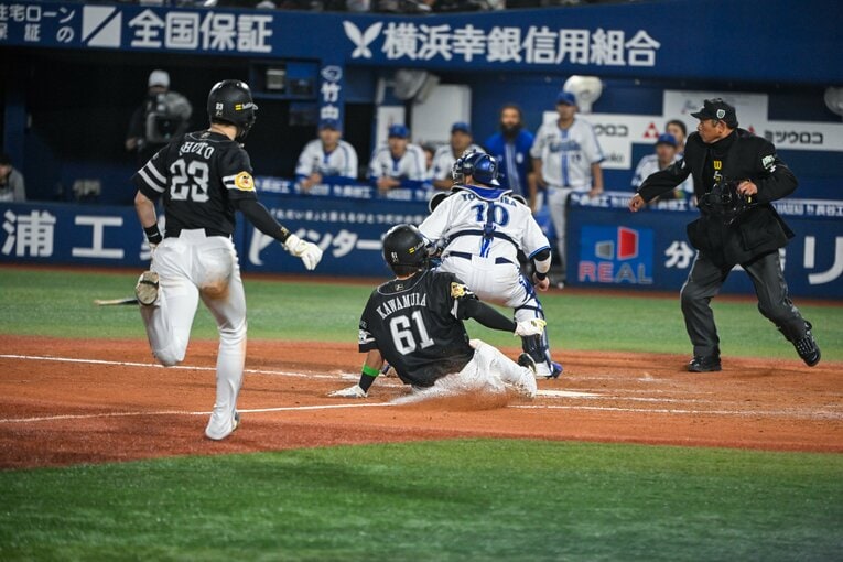 日本シリーズ第1戦、前走の川村友斗に追いつきそうな勢いの周東佑京（1枚目／全5枚）　©︎Nanae Suzuki