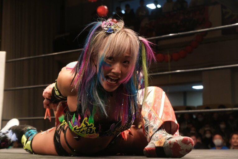 「スターダムをクビになって…」人気女子プロレスラーが初告白　ウナギ・サヤカ“超満員の自主興行”に密着して感じた「不思議な風格」(65)