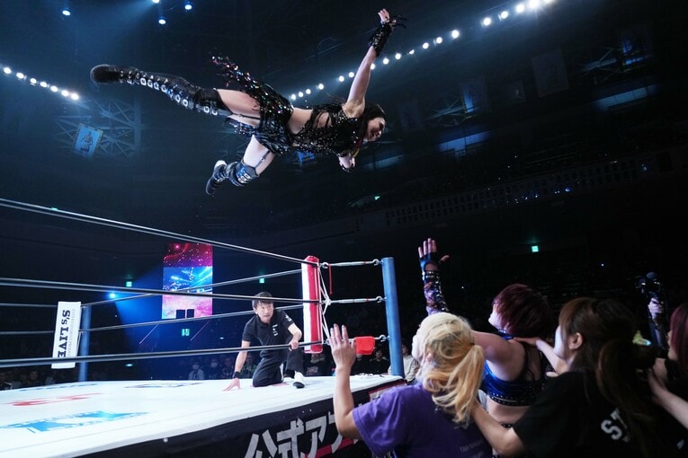 安納サオリにプランチャを放つ上谷沙弥　©Essei Hara