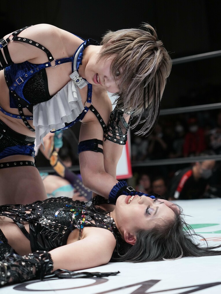 上谷沙弥を威圧する安納サオリ。12月8日、後楽園ホール　©Essei Hara