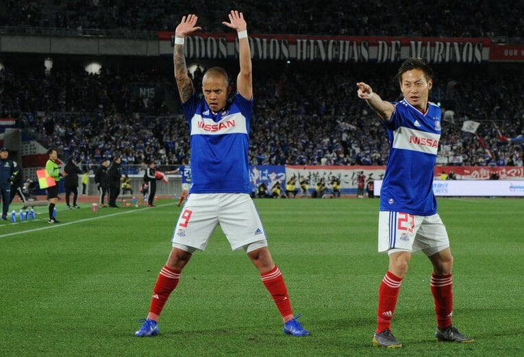 マリノス時代、マルコス・ジュニオールの「元気玉」。仲川輝人も「魔貫光殺砲」で呼応　©Masashi Hara/Getty Images