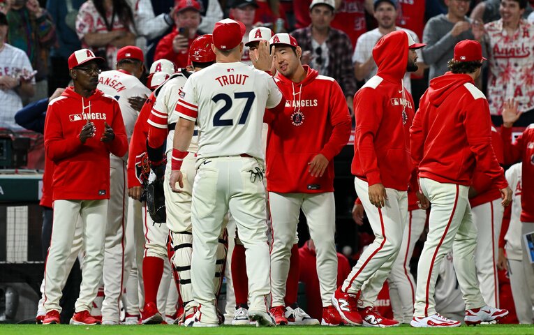 トラウトらとハイタッチ　©Getty Images
