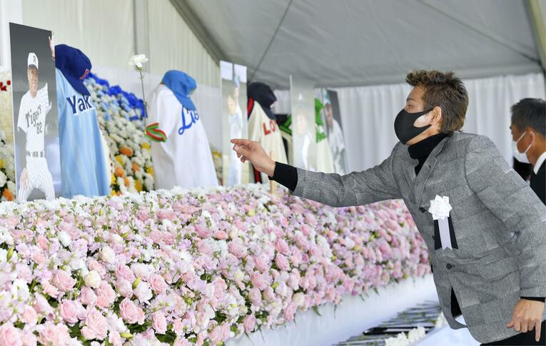花を投げ込んで献花した日本ハムの新庄剛志監督 ©KYODO