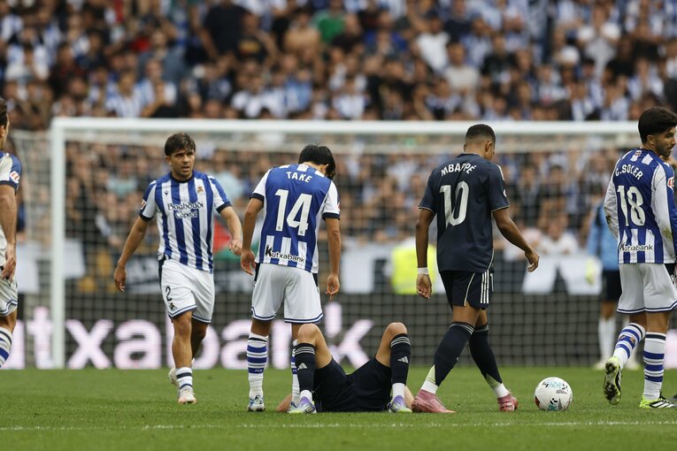 やられるだけでは終わらせない、カレラスを睨みつけ気の強さを見せた　©Daisuke Nakashima