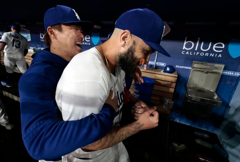 救援失敗が続くスコットをハグする山本由伸　©Getty Images