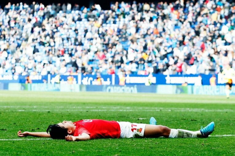 久保建英の祈りと必死さも実らず「先発落ち→6連敗で降格圏」に倒れ込み… 監督解任マジョルカの序列は変わるのか〈撮影者の視点〉(32)