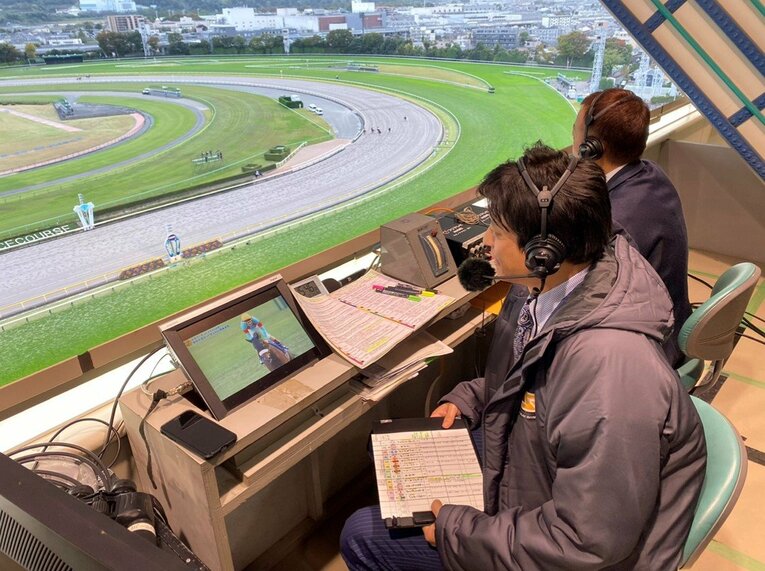 競馬実況席での倉田アナ（写真＝本人提供）