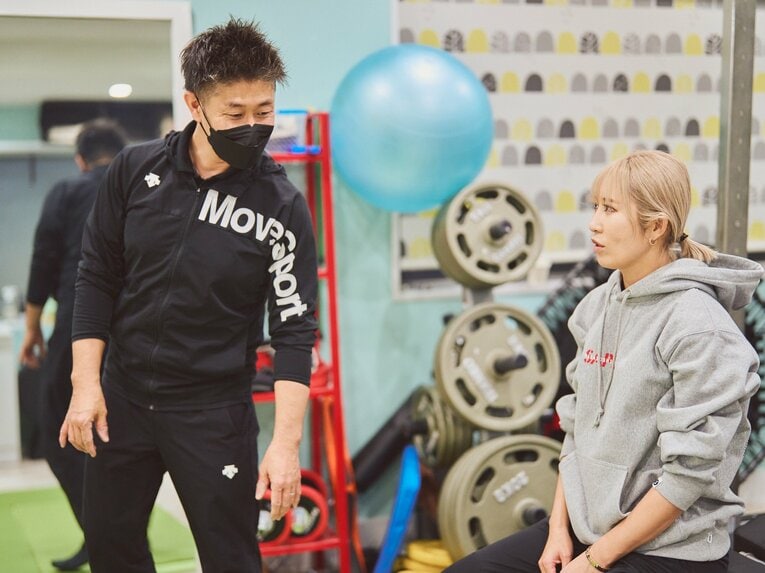 宮川敦生トレーナーの指示を聞く金田久美子　©︎Taichi Chiba