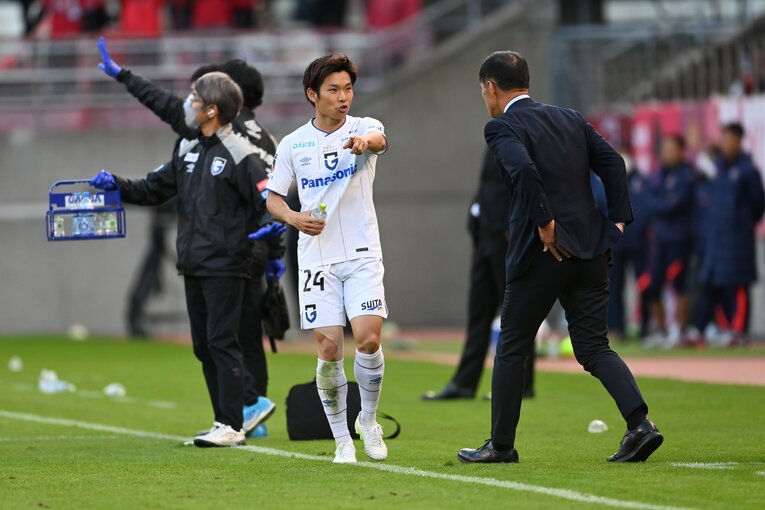 試合終盤、ベンチとやり取りをする黒川圭介