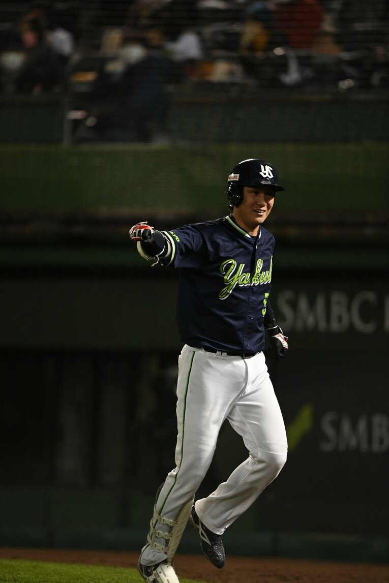 ガッツポーズをしながらベンチに戻る川端　©Naoya Sanuki