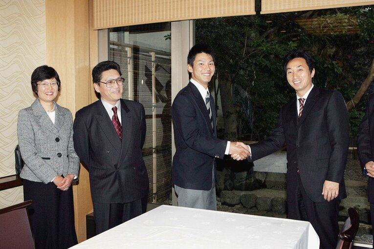 小川（右）は人との付き合いを重視していた　©JIJI PRESS