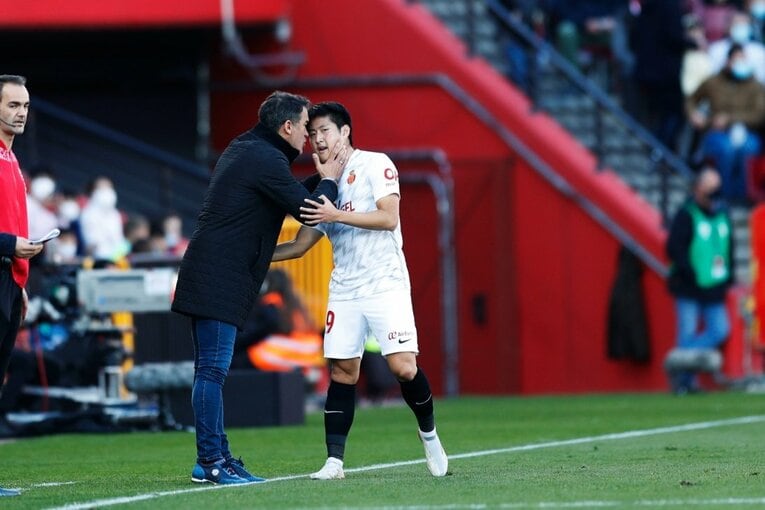 久保建英vsバルサがW杯イヤーのリーガ初戦… 年末の試合で見た「タケの身体の進化」と新星たちの奮起〈撮影者の視点〉(49)