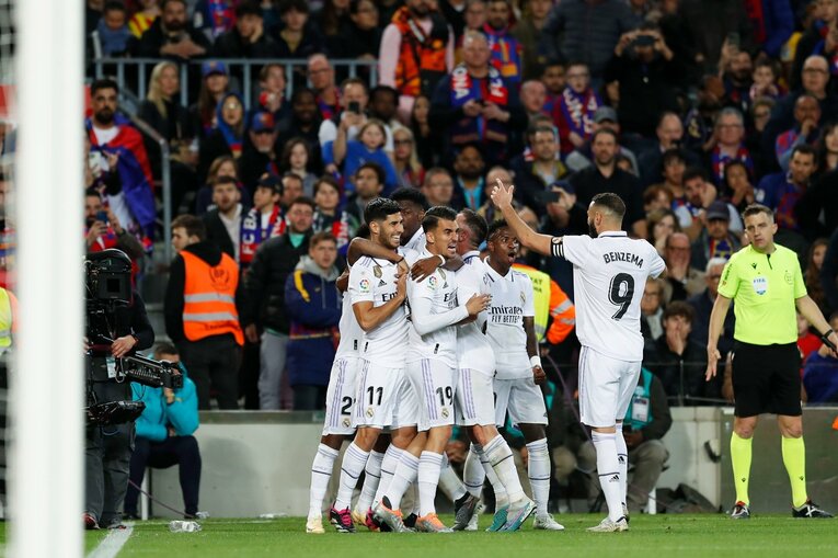 「バルサがメッシ退団後初のリーガ制覇」間近なクラシコの“喜びと憎しみ、一瞬のリスペクト”を撮った「18歳ガビが倒れたレアルDFを…」(35)