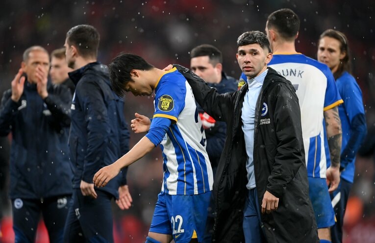 FAカップ準決勝、マンチェスター・ユナイテッドにPK戦で敗れ肩を落とす三笘薫（25歳）。19歳のエンシソがなぐさめる　©Getty Images